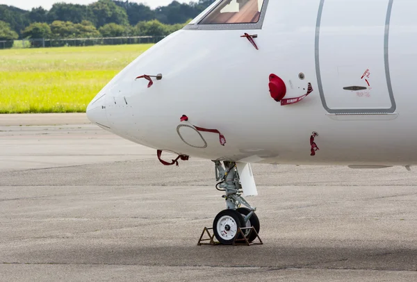 Roda do nariz de uma aeronave a jato — Fotografia de Stock