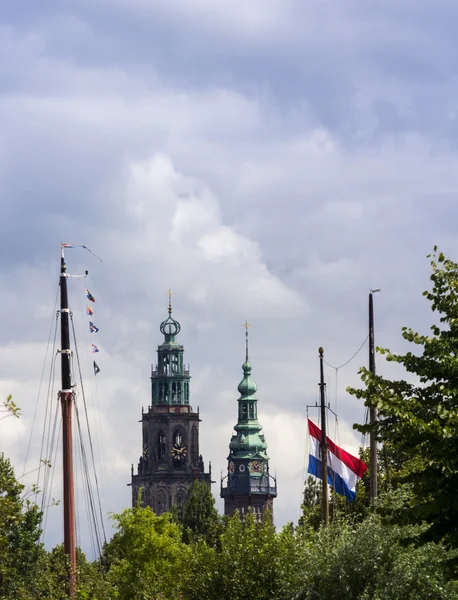 Holandská panoráma s kostelní věže a stožáry lodní — Stock fotografie