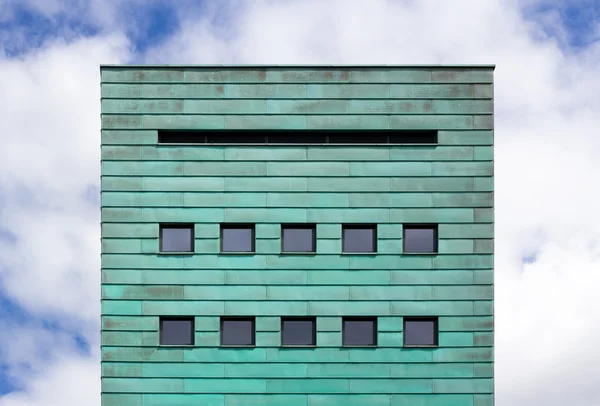 Fachada cuadrada con tiras de cobre — Foto de Stock