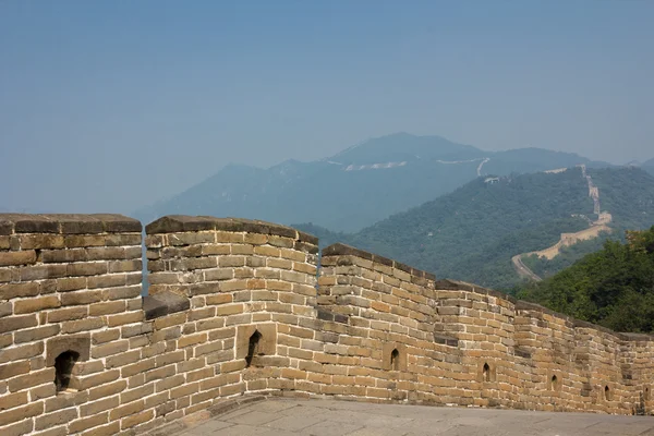 山の向こうの中国の万里の長城のコース — ストック写真