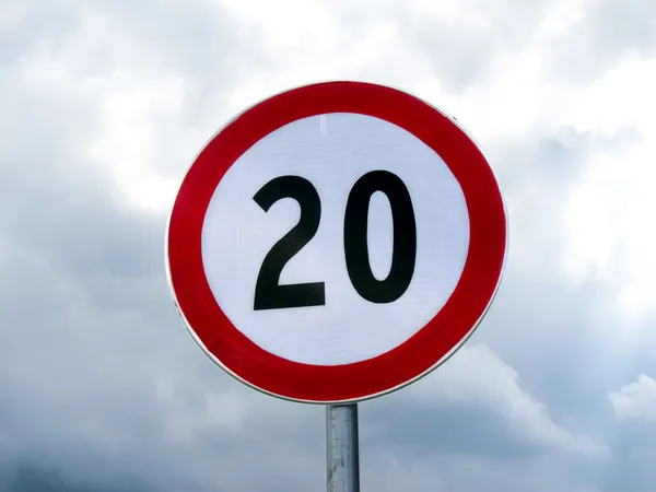 bulutlu gökyüzü hız sınırı işareti 20