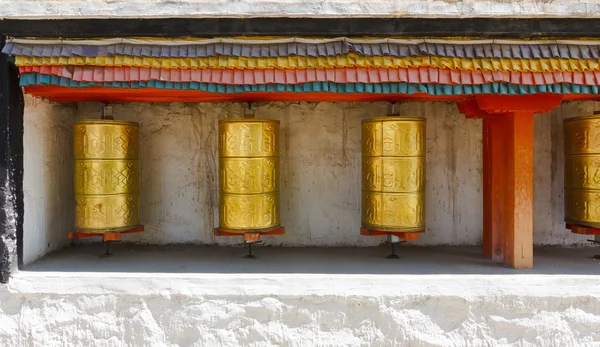 Буддийские молитвенные колеса в храме — стоковое фото