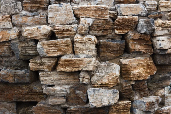 粗糙天然石材的修建隔离墙 — 图库照片