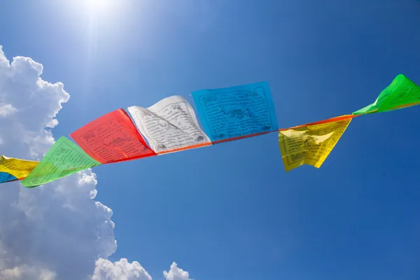 Poucas bandeiras budistas de oração tibetana — Fotografia de Stock