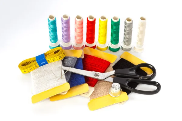 Dikiş seti beyaz arkaplanda izole edildi