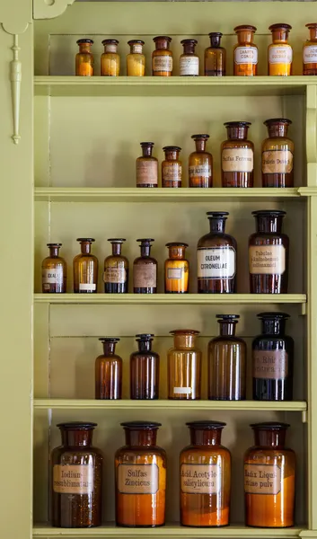 Vieille armoire apothicaire avec bocaux de rangement — Photo