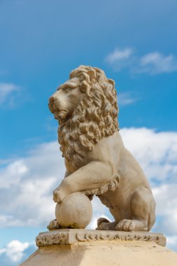 Mavi gökyüzü karşı bir aslan heykeli