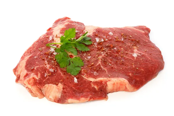 Ruwe gerijpte rib-eye met specerijen en koriander — Stockfoto