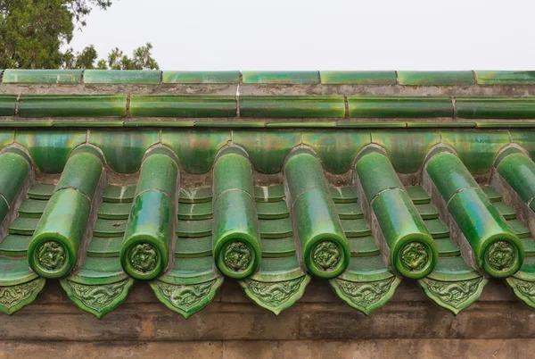 Azulejos de techo acristalados verdes en la pared —  Fotos de Stock