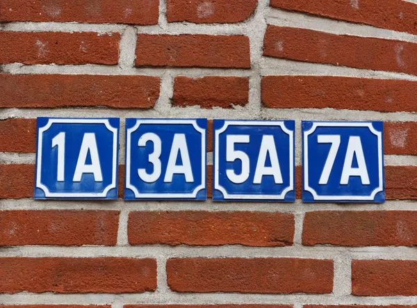 Номера домов на стене — стоковое фото