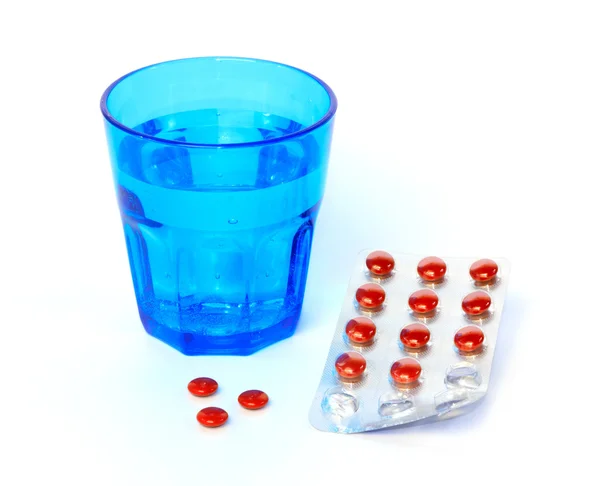Лекарство и стакан воды — стоковое фото