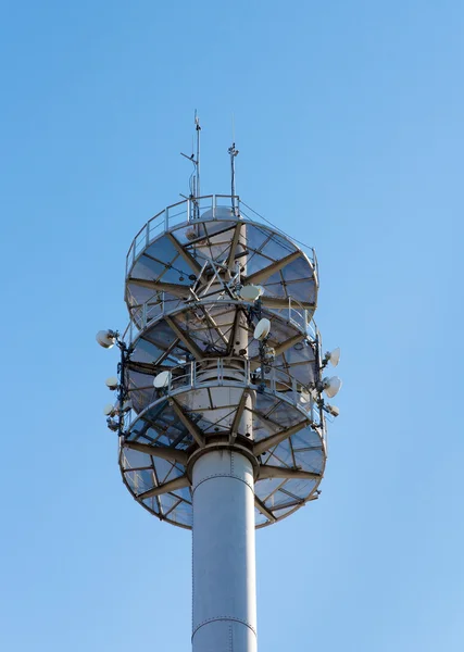 Mededeling van de mast voor verschillende antennes en gerechten — Stockfoto