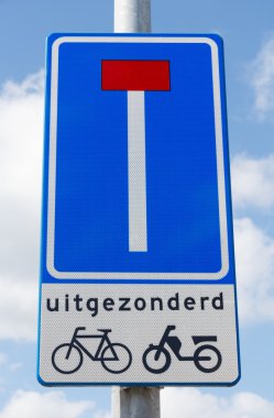 bisikletçiler ve motorlu bisikletler hariç çıkmaz yol gösteren yol işaret