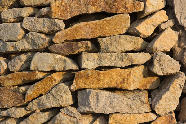Muro di pietra naturale al sole della sera — Foto Stock