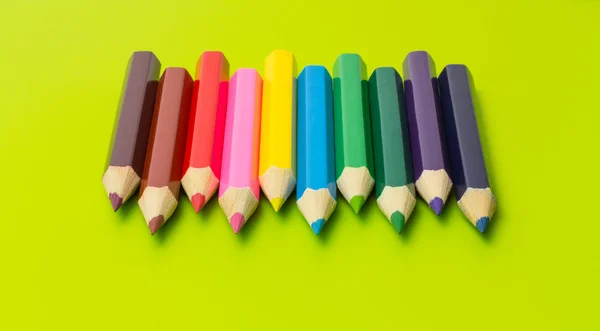 Conjunto de lápis coloridos dispostos em cores do arco-íris — Fotografia de Stock