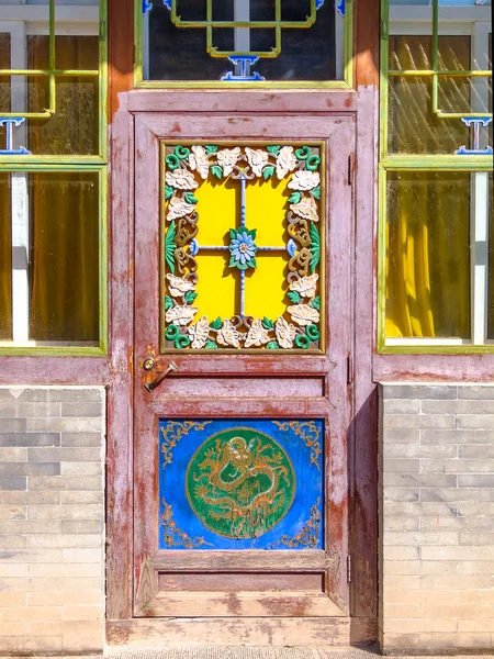 Weathered door in China — Stock Photo, Image