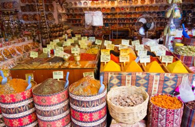 çeşitli baharatlar ve otlar Market