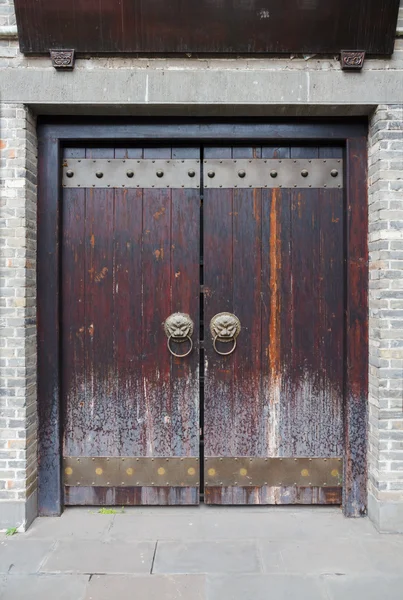 Traditional Chinese door with dragon doorknobs — Stock Photo, Image