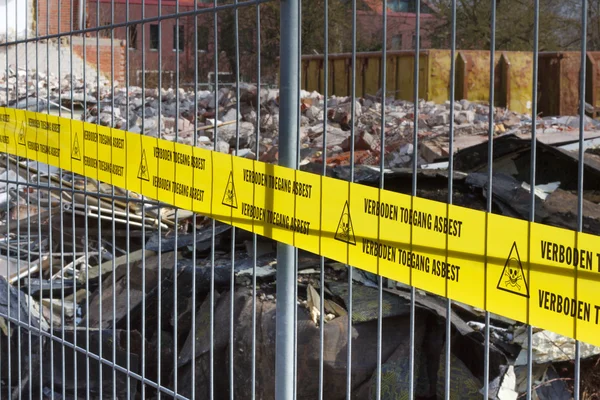 Gele geen Hardboiled tape voor asbest in het Nederlands — Stockfoto