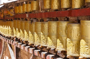 altın renkli Budist dua tekerlekleri Lhasa, tibet
