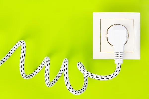 fişi yeşil enerji güç soketi alır.