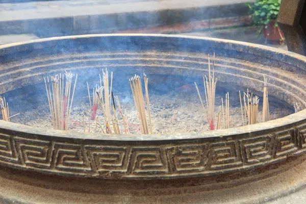Detail des Räucherstäbchenhalters im chinesischen Tempel — Stockfoto