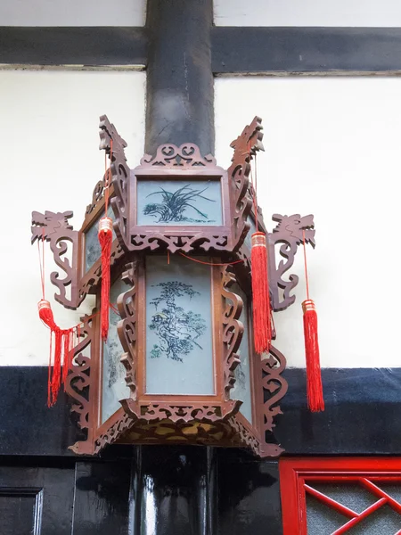 Traditionele chinese hand gesneden houten paleis lantaarn met geschilderd — Stockfoto