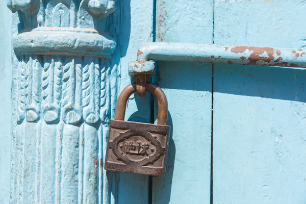 Padlock on blue door — Stock Photo, Image