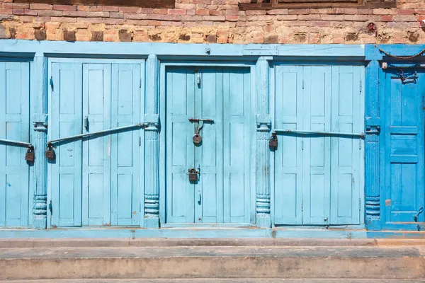 Blå dörrar låsta med hänglås Stockbild