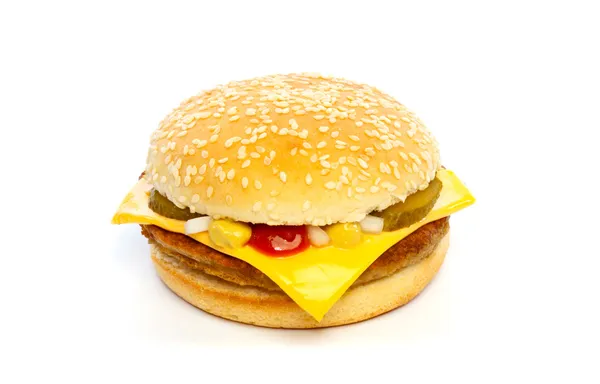 Sajtburger, sajt, savanyúság, vöröshagyma és mártással Jogdíjmentes Stock Képek