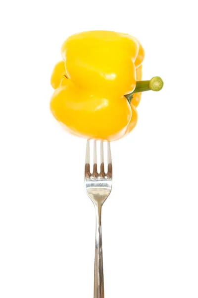 Целый желтый перец, прижатый к вилке — стоковое фото