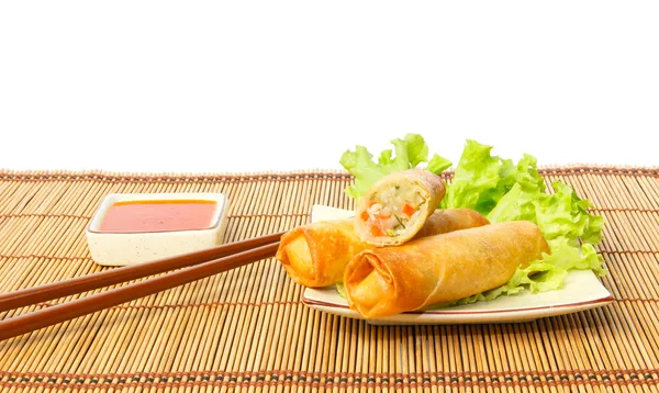 Rollos fritos de primavera sobre un plato sobre fondo blanco —  Fotos de Stock