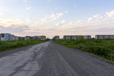 Terk edilmiş hayalet kasaba Komsomolsky, Rusya 'ya giden ıssız bir yol. . 