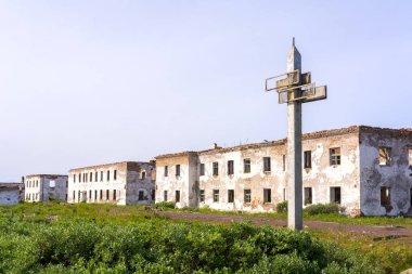 Khalmer-Yu, Rusya, 23 Temmuz 2021. Terk edilmiş yerleşim bölgesinin. Yıkılmış binalar. - Evet. Komi Cumhuriyeti