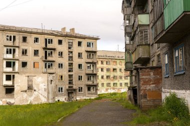 Vorkuta 'daki terk edilmiş hayalet kasaba Zapolyarny' de. Boş evler. Rusya