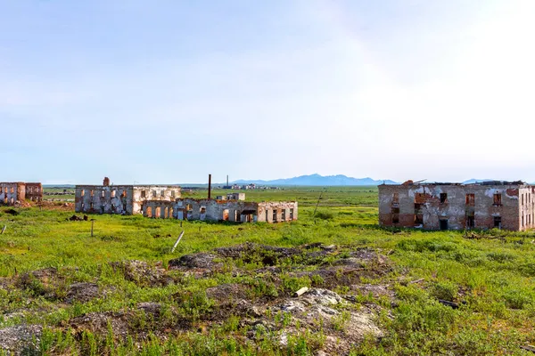 Ruïneerde Huizen Nederzetting Khalmer Vorkuta Tegen Achtergrond Van Het Oeralgebergte Rechtenvrije Stockafbeeldingen