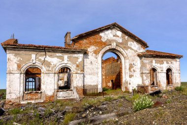 Khalmer-Yu, Rusya. 23 Temmuz 2021. Eski tren istasyonu Khalmer-Yu 'nun inşaatı. Tundra 'da terk edilmiş bir yerleşim yeri. Komi Cumhuriyeti