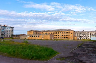 Terk edilmiş bir yerleşim bölgesinin ıssız sokaklarında. Terk edilmiş okul. Vorkuta, Komi Cumhuriyeti . 
