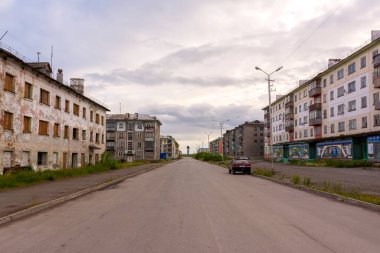 Vorgashor, Rusya, 26 Temmuz 2021. Kuzeyde terk edilmiş bir yerleşim yerinin boş sokakları. Hayalet şehir