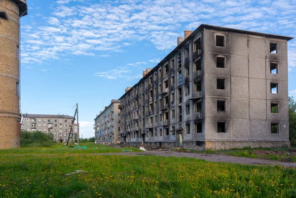 Kuzeydeki terk edilmiş Sovetsky yerleşim yerinin boş sokakları. Apartman yanmıştı. Vorkuta, Rusya. 