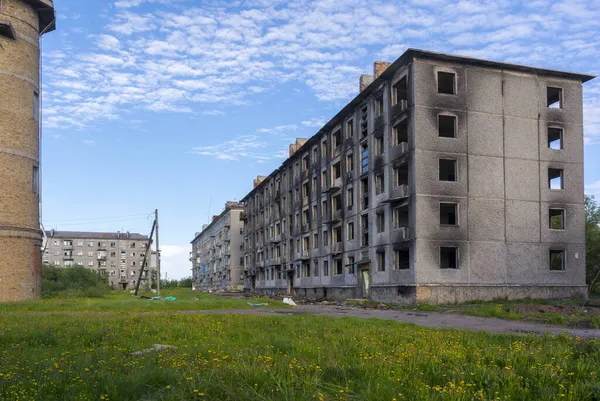 Lege Straten Van Verlaten Nederzetting Sovetsky Het Noorden Verbrand Appartementencomplex Rechtenvrije Stockfoto's