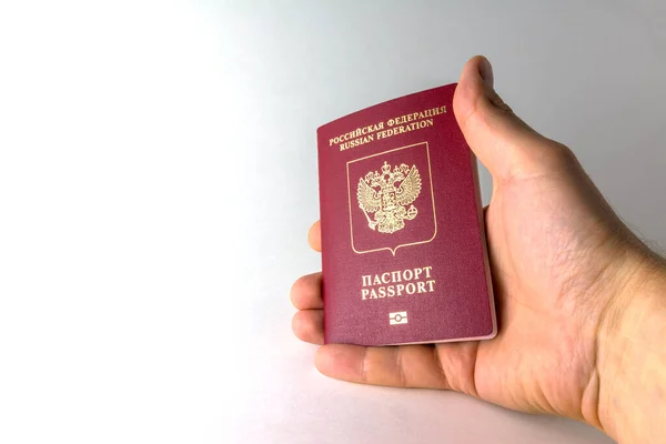 Documento Russo Mão Segura Passaporte Passaporte Russo Para Viagens Estrangeiro — Fotografia de Stock