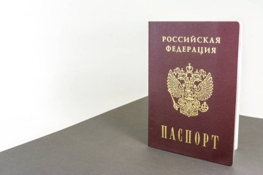 Rus pasaportu masanın üzerinde ayakta duruyor. Çevirisi Rusya Federasyonu Pasaportu. 