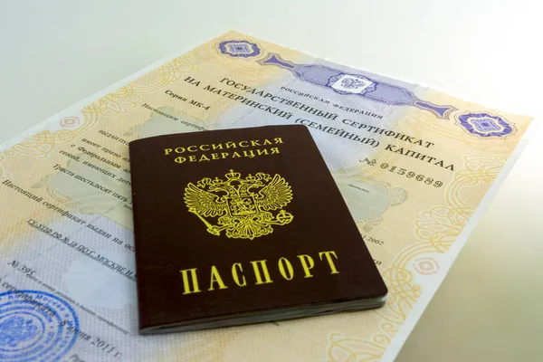 Moscovo Rússia Novembro 2021 Documentos Russos Tradução Certificado Estado Russo — Fotografia de Stock