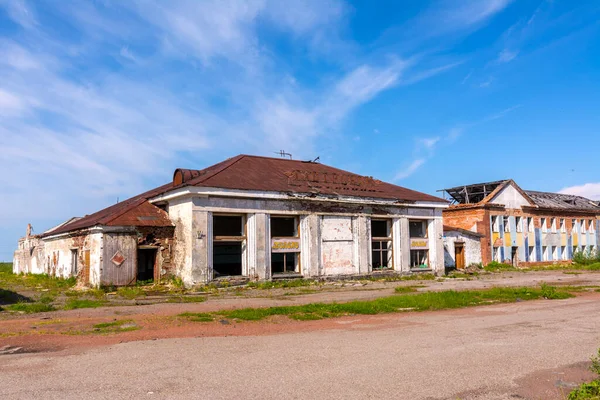 Vorkuta Rusland Juli 2021 Lege Straat Verlaten Winkels Mijnnederzetting Komsomolsky Rechtenvrije Stockfoto's