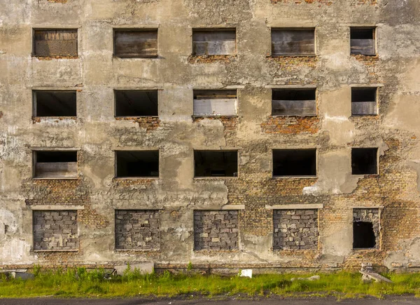 Okna Bez Szkła Opuszczonym Murowanym Domu Zdjęcia Stockowe bez tantiem