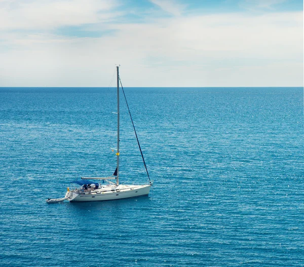 Yacht i havet — Stockfoto