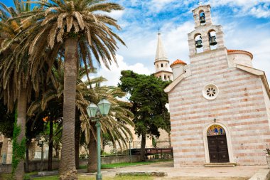 Kilise ve palmiye ağaçları