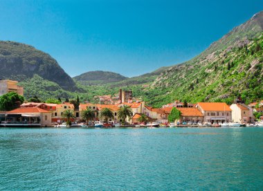 Deniz kıyısında Şehir