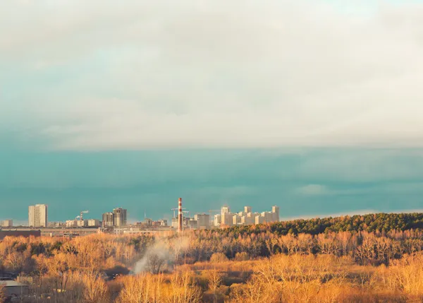 Ufukta sonbahar şehir 